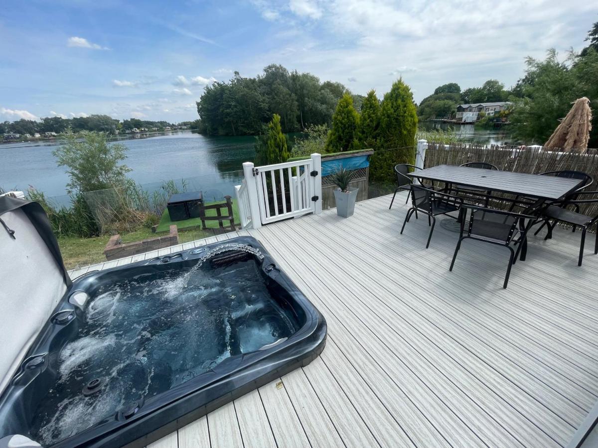 Lakeside Retreat 1 With Hot Tub, Private Fishing Peg Situated At Tattershall Lakes Country Park Exterior photo